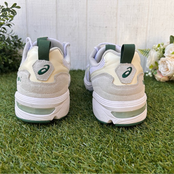 ASICS
WOMEN GEL-1090 V2
RUNNING SHOE size 11 men 9 gently used COLOR:WHITE/green - Picture 9 of 14